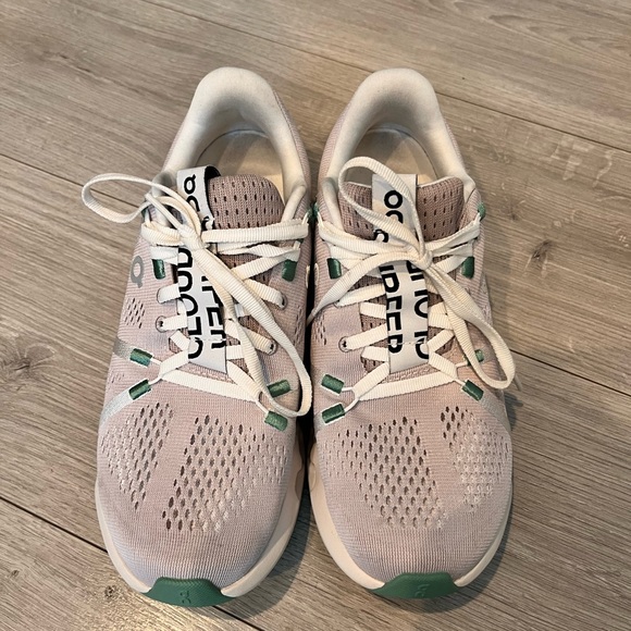 On cloud running  size 7.5! So cute. Teal color - Picture 5 of 10